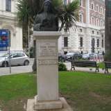 In corso Cavour, nei giardini di fronte alla Camera di commercio, c'� la statua commemorativa di Madre Teresa Gimma 
